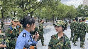 DƬ